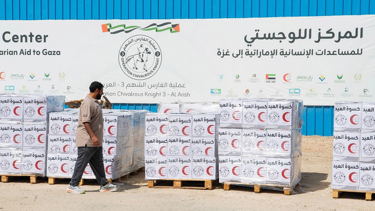 قوافل إماراتية تصل غزة محملة بـ930 طناً من المساعدات وكسوة العيد